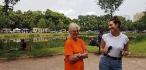 Anna Rietzschel wird von Radio Blau Interviewt. Es herrscht ausgelassene Stimmung. Beide Frauen lachen in die Kamera.