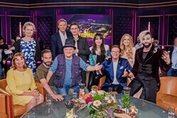 Julia Cissewski mit den Gästen und Gastgebern der MDR-Riverboat-Sendung.
