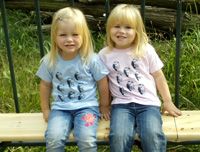 Zwei Mädchen, die jeweils ein Orang-Utan T-Shirt tragen.