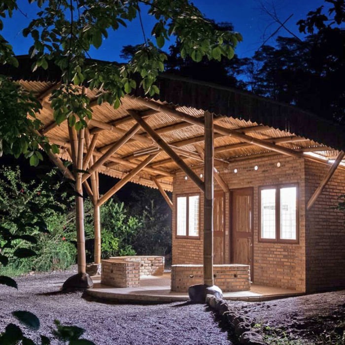 Blick auf das “Guard House“ mit Bänken unter dem Vordach. Die gesammte Dachkonstrucktion besteht aus Bambus.