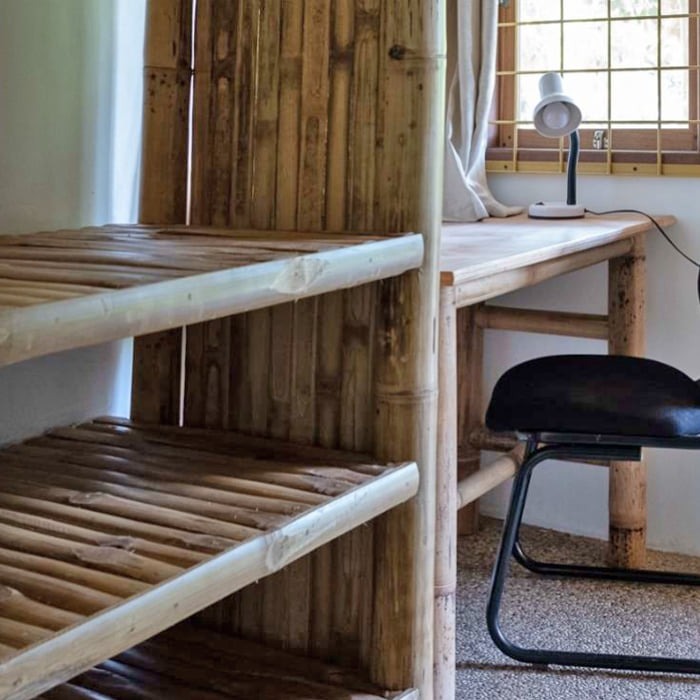 Inneneinrichtung des “Guard House“ (hier ein Regal und ein Schreibtisch), die auch aus Bambus hergestellt wurde.