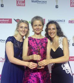 Jessica Fiegert, Julia Cissewski und Linda Gerlach (v.l.n.r.) halten gemeinsam den GOLDENE BILD der FRAU Preis.