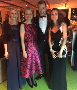 Julia Cissewski, Jessica Fiegert und Linda Gerlach mit dem GOLDENE BILD der FRAU-Preis in Händen.