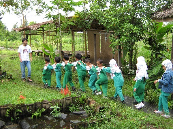 Jungen und Mädchen im Lehrgarten des Umweltbildungszentrums.