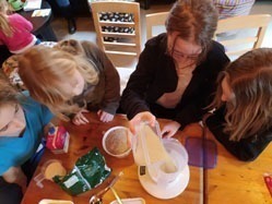 Eine Gruppe von Kindern bereitet palmölfreie Fruchtgummis zu.