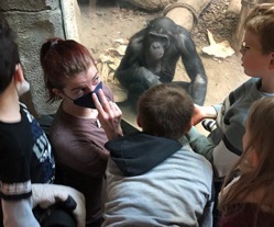 Susann Jänig steht mit Kindern vor dem Affengehege des Zoo Leipzig.