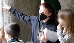 Susann Jänig steht vor Kindern der KiTa im Zoo Leipzig und erklärt etwas zum Thema Orang-Utans.