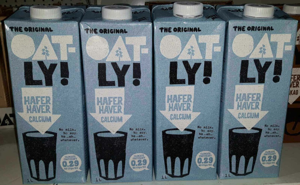 Vier Haferdrinks von Oatly in Tertrapacks nebeneinander.