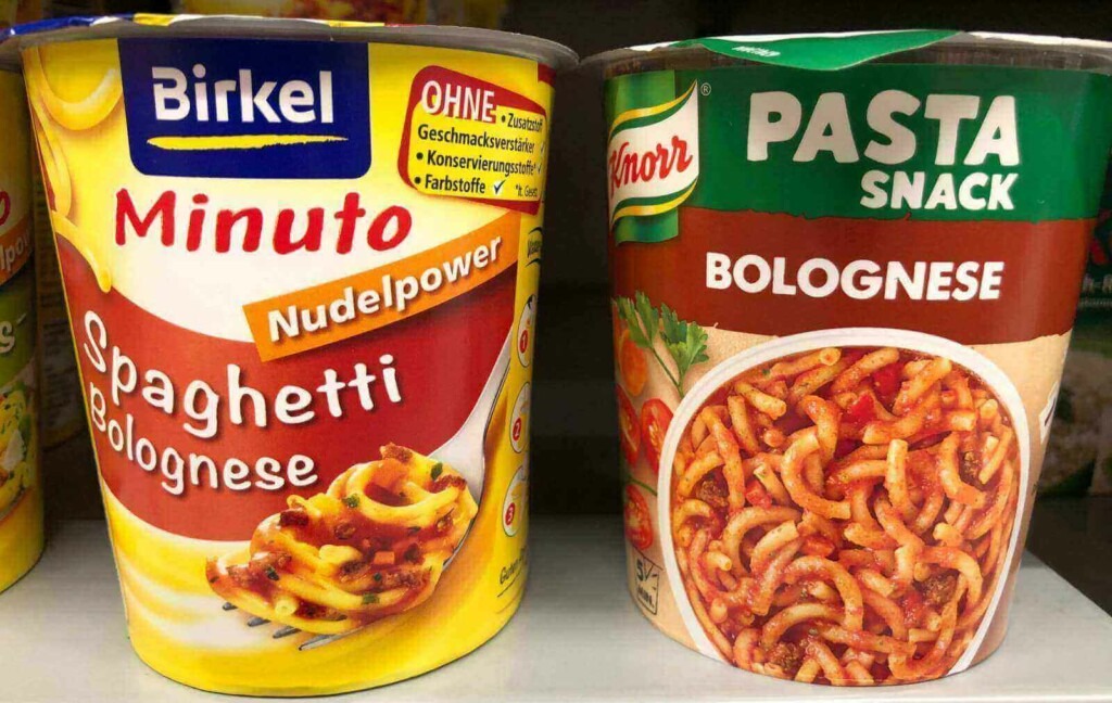 Gegenüberstellung zweier Produkte. Links: Spagetti Bolognese Instant-Snack von Birkel. Rechts: Spagetti Bolognese Instant-Snack von Knorr.