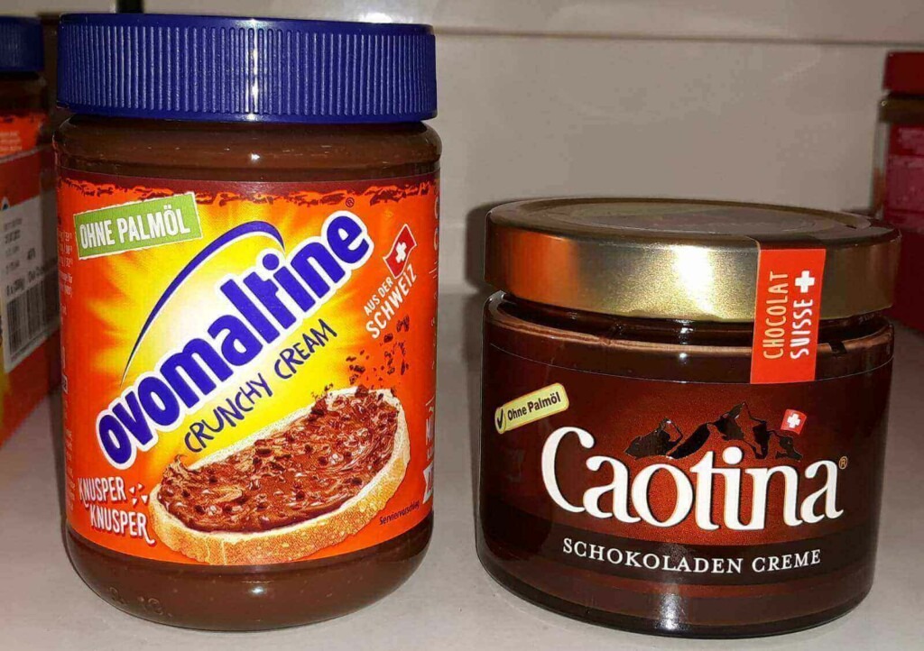 Gegenüberstellung zweier Produkte. Links: Ovomaltine Crunchy Schokocreme. Rechts: Caotina Schokoladen Creme.