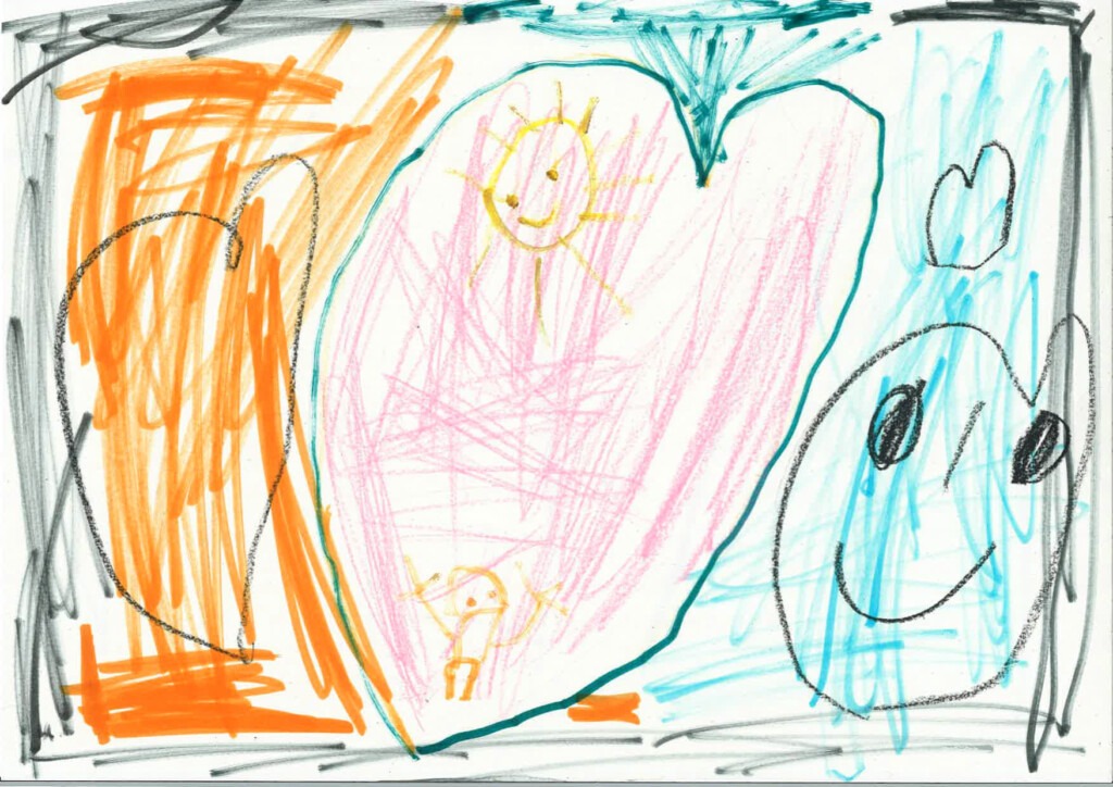 Kinderzeichnung von einem lachenden Gesicht und zwei Herzen.