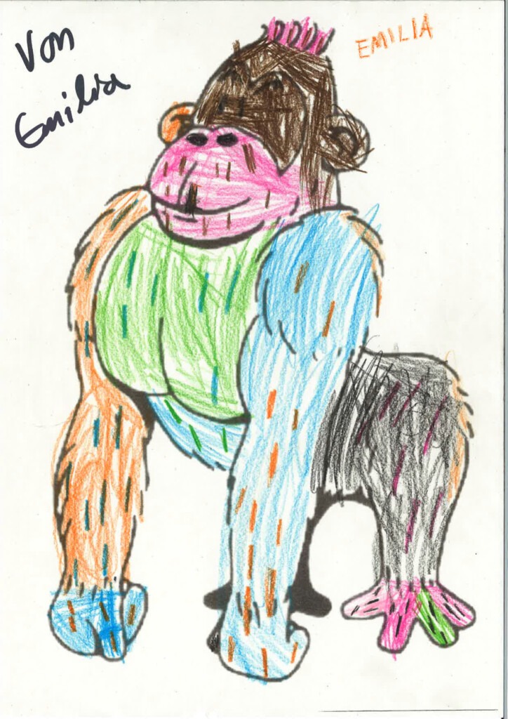 Eine mit Bundstiften ausgemalte Vorlage eines Gorillas in den Farben Schwarz, Grün, Orange, Blau und Lila.
