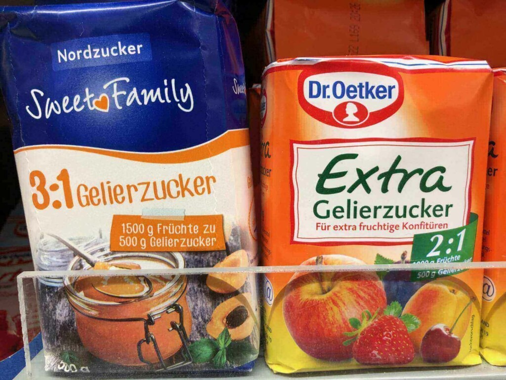 Gegenüberstellung zweier Produkte. Links: 3:1 Gelierzucker von Nordzucker. Rechts: 2:1 Gelierzucker von Dr. Oetker.