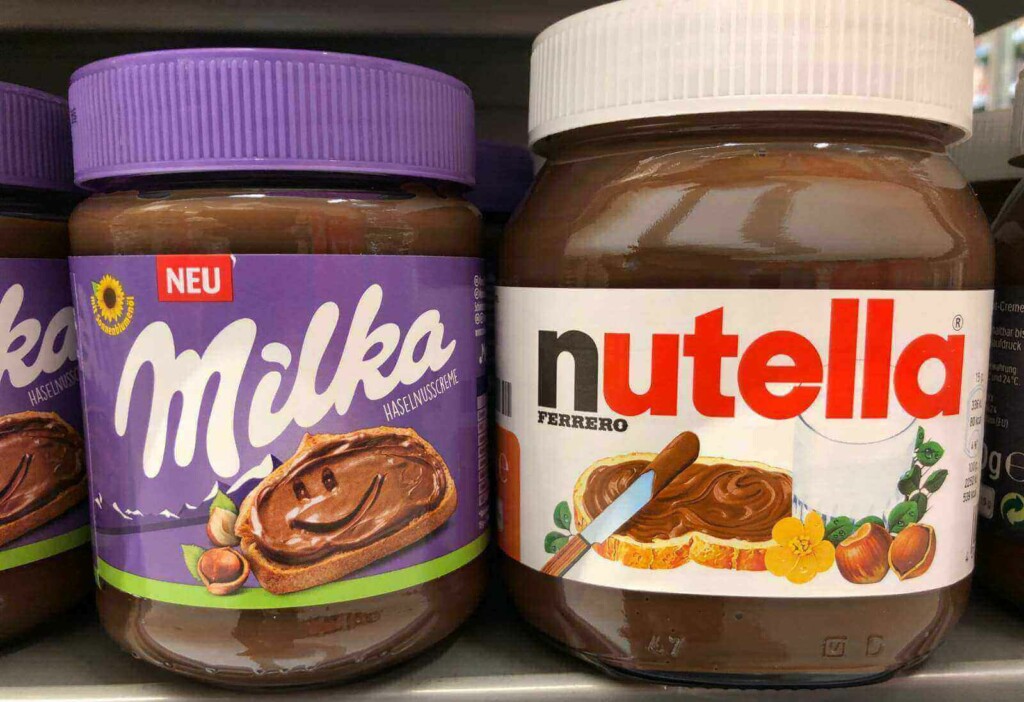 Gegenüberstellung zweier Produkte. Links: Schokocreme von Milka. Rechts: Nutella-Schokocreme von Ferrero.