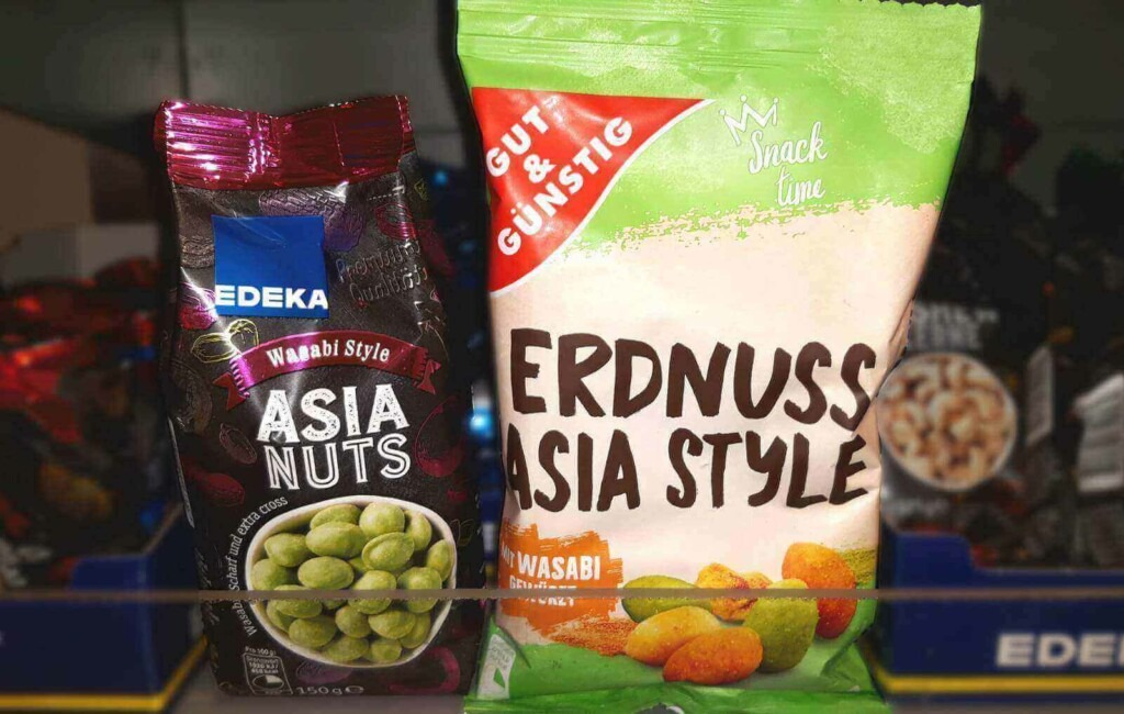 Gegenüberstellung zweier Produkte. Links: Wasabi Style Asia Nuts von EDEKA. Rechts: Erdnuss Asia Style von Gut & Günstig.