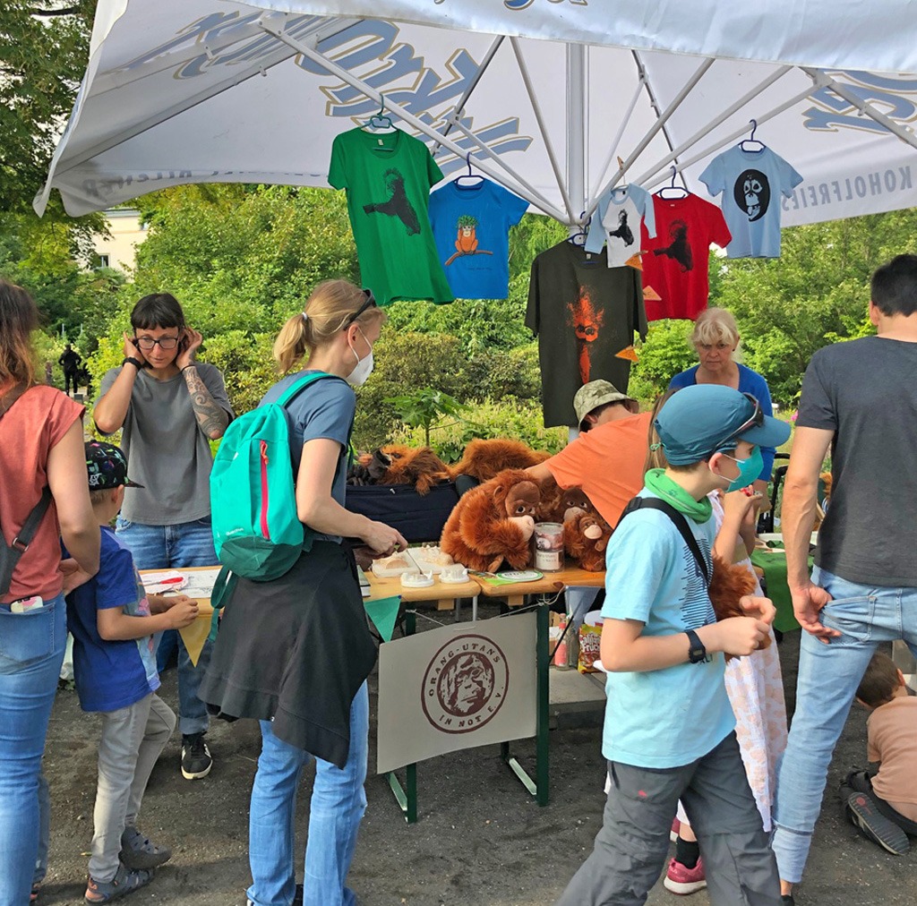 Interessierte Besucher an unser Informationsstand auf dem Sommerfest.