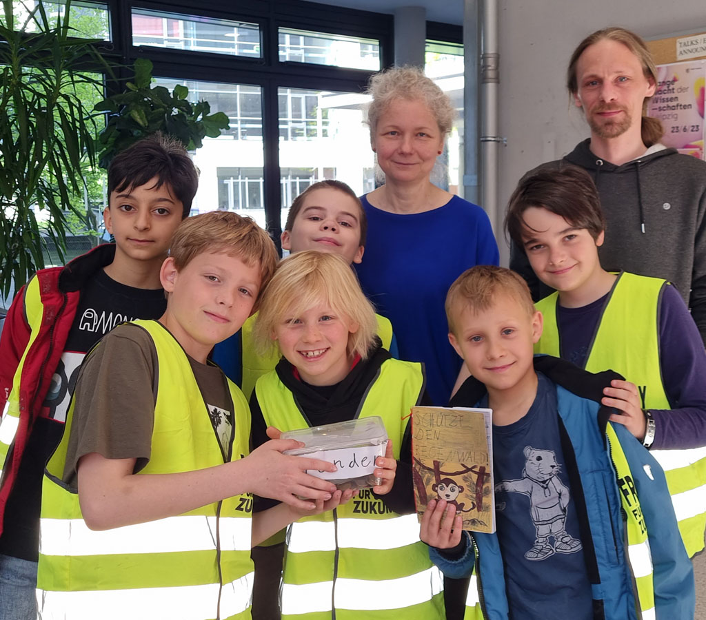 Gruppenfoto mit sechs Schülern der Kurt-Masur-Grundschule sowie Julia Cissewski und Markus Menke bei der Übergabe der Spenden.
