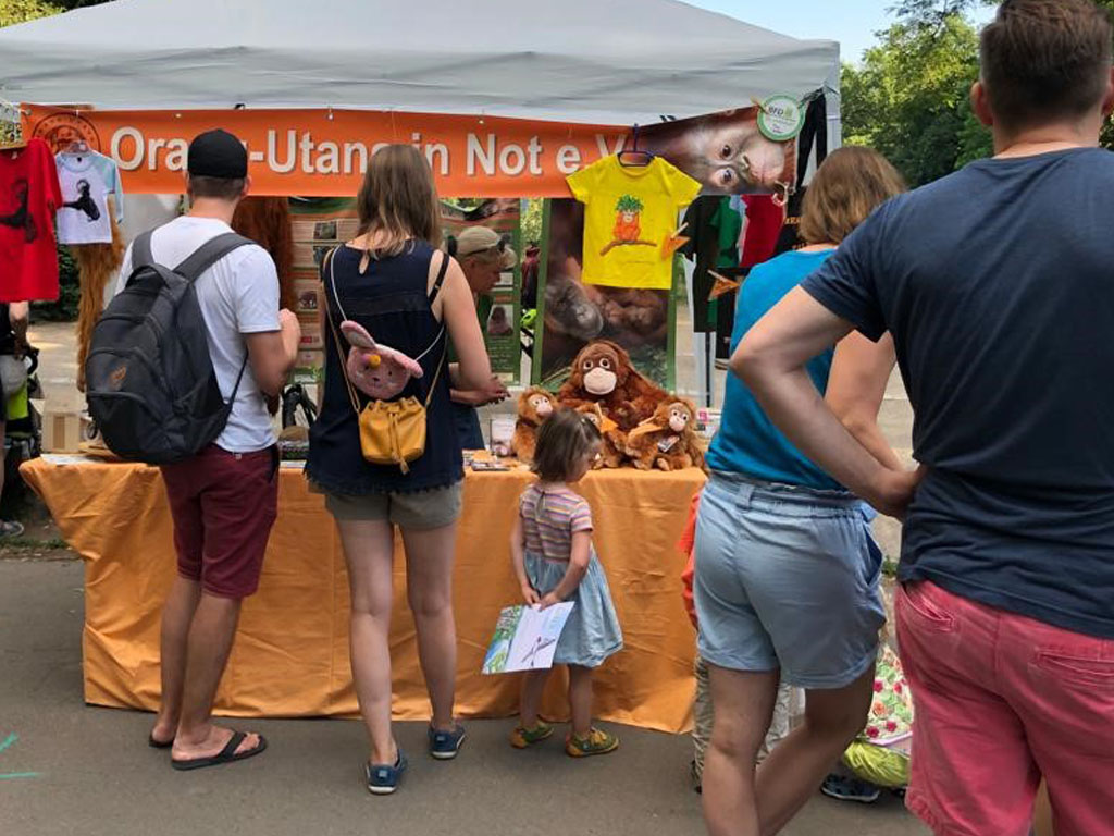 Interessierte Besucher stehen vor unserem Informationsstand auf der Ökofete.