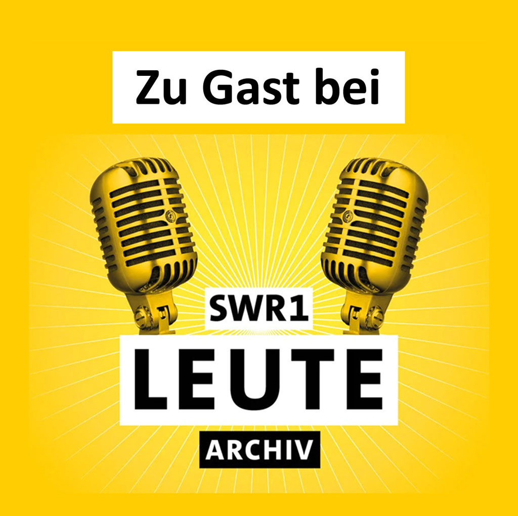 Vor einem gelben Hintergrund steht: „Zu Gast bei SWR1 Leute“ und zwei Mikrofone sind abgebildet.