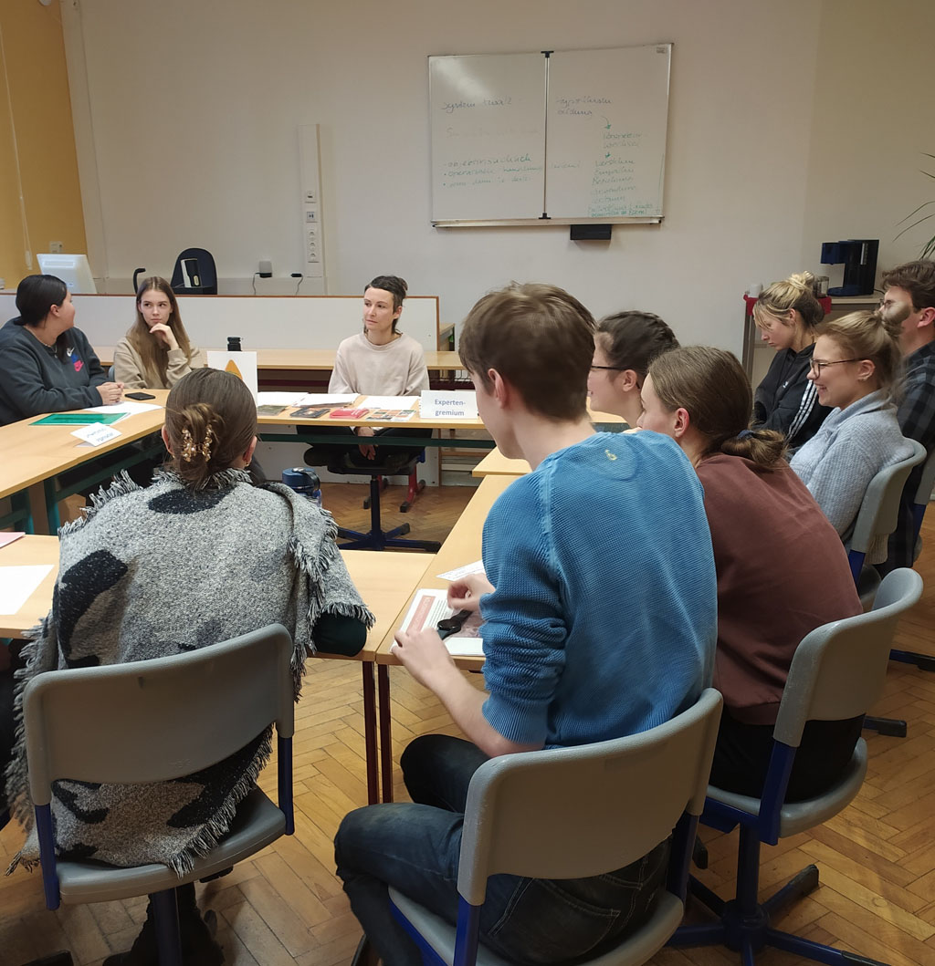 SchülerInnen diskutieren im Rahmen des Planspiels Palmöl über die Pros und Contras Palmöl nachhaltig anzubauen.