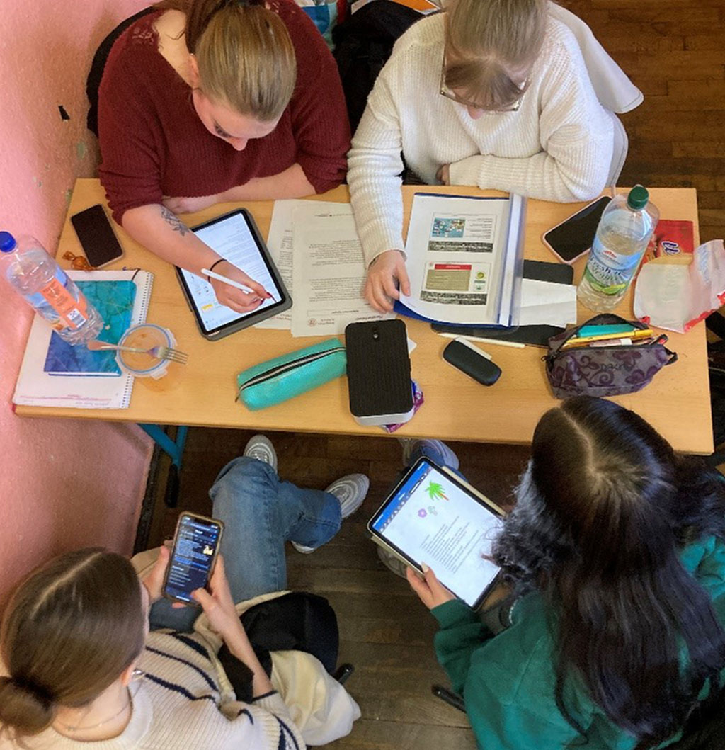 Schüler lesen Informationsmaterial und machen sich Notizen zum Standpunkt ihrer Interessensgruppe.