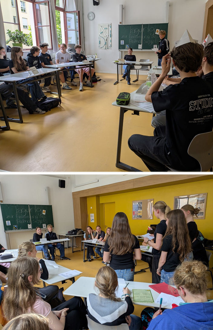 Bild oben: Jugendliche sitzen in einem Klassenzimmer. Rechts tragen zwei Personen einen Papierhut. An der Tafel steht: „Tagung zur Erneuerung des Palmölsiegels“. Ein Schüler steht mit einem Zettel in der Hand an der Tafel. Bild unten: Jugendliche sitzen in einem Klassenzimmer. An der Tafel steht: „Tagung zur Erneuerung des Palmölsiegels“. Eine Gruppe von vier Schülerinnen steht in der Mitte. Eine der Schülerinnen hält einen Zettel in der Hand. Manche schreiben mit, andere hören aufmerksam zu.