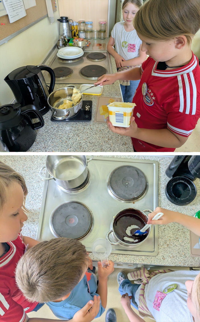 Bild oben: Ein Kind wiegt Margarine ab. Ein weiteres steht daneben. Bild unten: Drei Kinder stehen am Herd. Eines der Kinder rührt Milch in geschmolzene Schokolade ein.