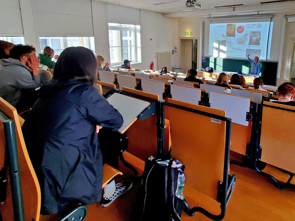 Dr. Julia Cissewski hält einen Vortrag vor Studierenden im Hörsaal der Universität Leipzig.