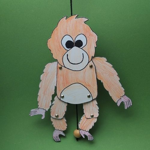 Foto eines selbstgebastelten Hampel-Orang-Utans vor grünem Hintergrund.