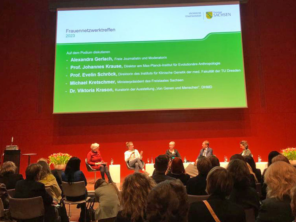 Foto der Diskussionsrunde aus dem Publikum.