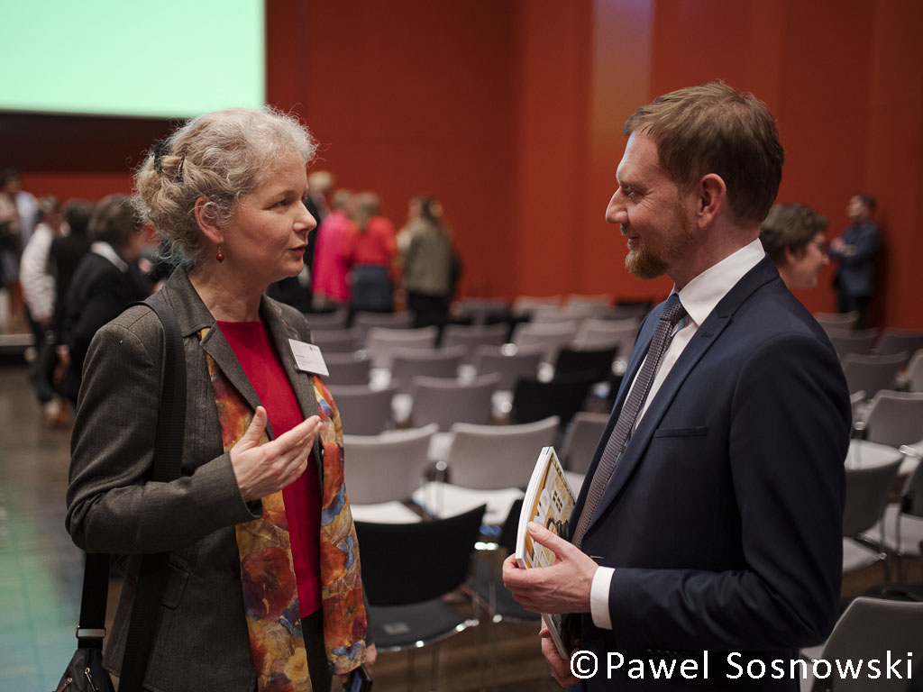 Julia Cissewski im Gespäch mit Sachsens Ministerpräsident Michael Kretschmer.