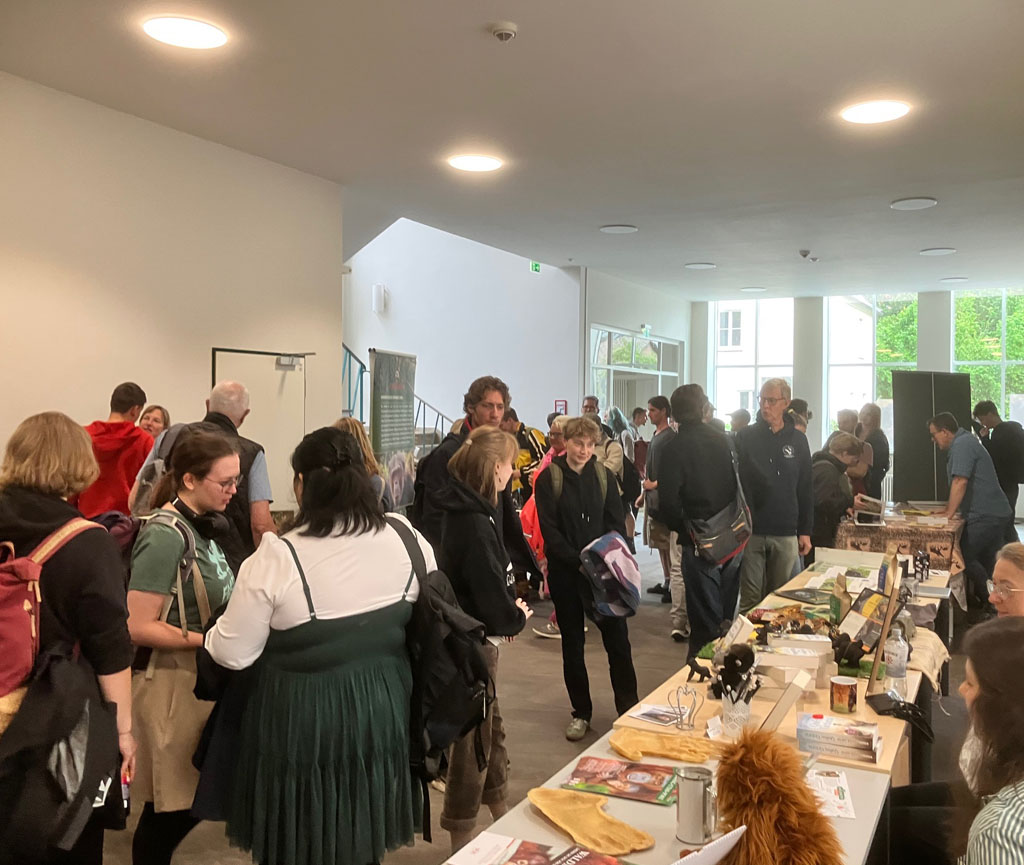 Zahlreiche Besucher auf dem Infobasar des Menschenaffen Aktionstages.