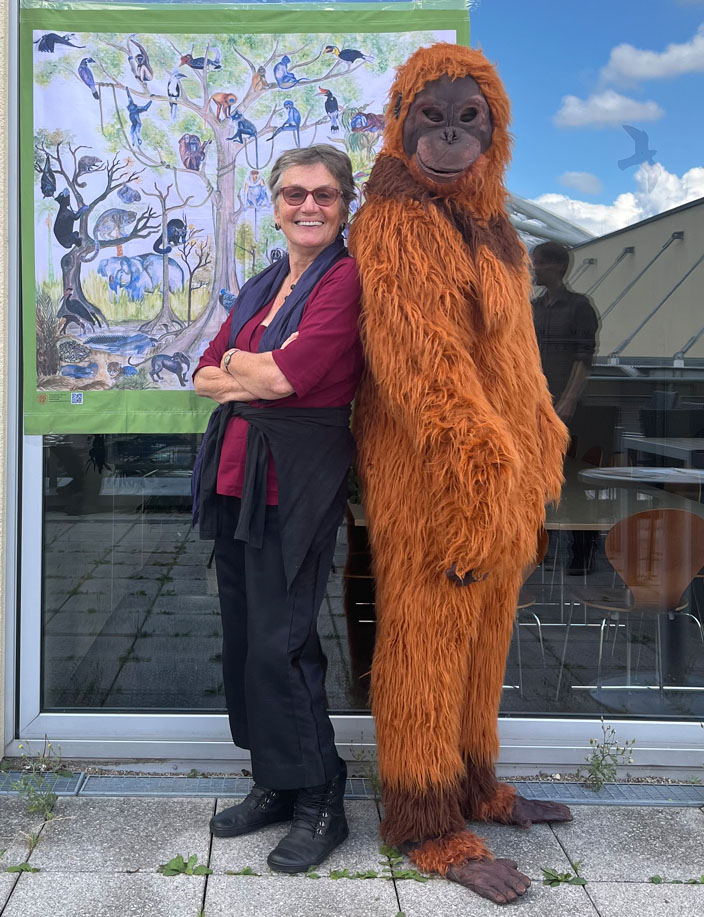 Ein Vereinsmitglied posiert mit einem Menscehn in einem Orang-Utan-Kostüm vor der Kamera.