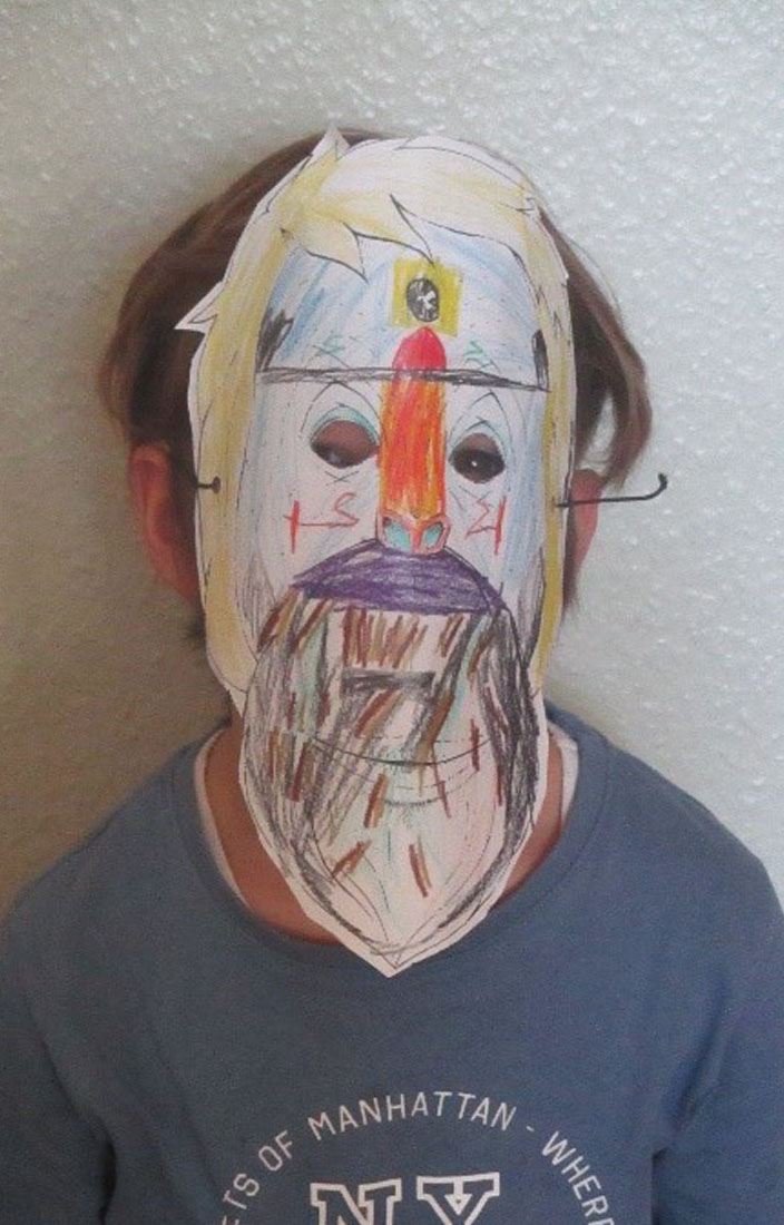 Ein Kind trägt eine bunte Orang-Utan-Maske