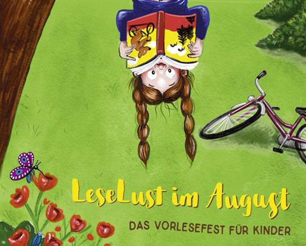 Ankündigungsplakat im Zeichenstil: Ein Mädchen hängt kopfüber an einem Ast im Baum und liest ein Buch. Im unteren Teil des Plakates steht: Leselust im August; Das Vorlesefest für Kinder.