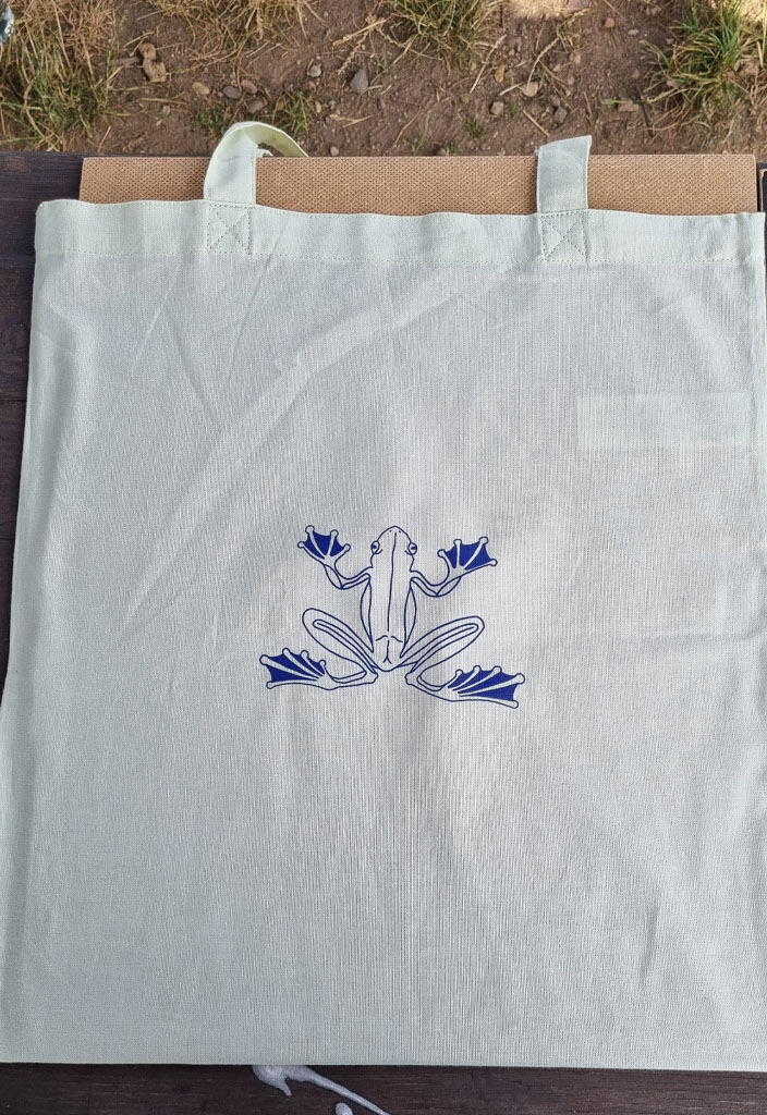 Ein bedruckter Stoffbeutel mit einem Frosch-Motiv.
