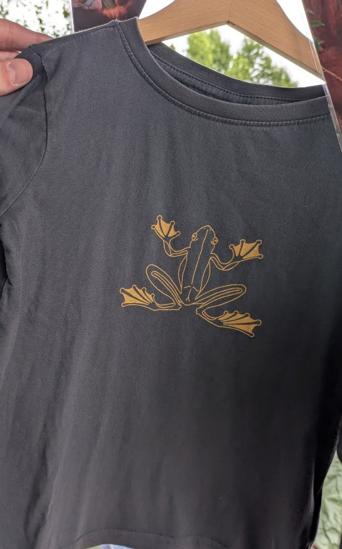 Froschmotiv in gelb auf dunkelgrauem Longsleeve.