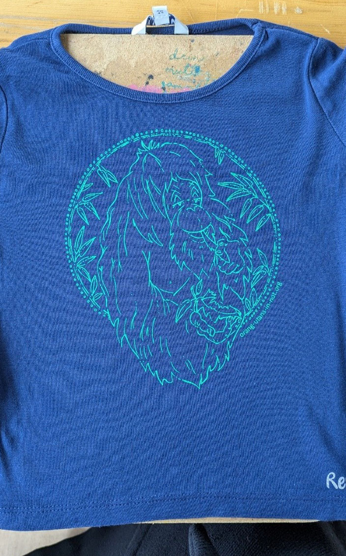 Orang-Utan-Motiv in hellblau auf dunkelblauem Longsleeve.