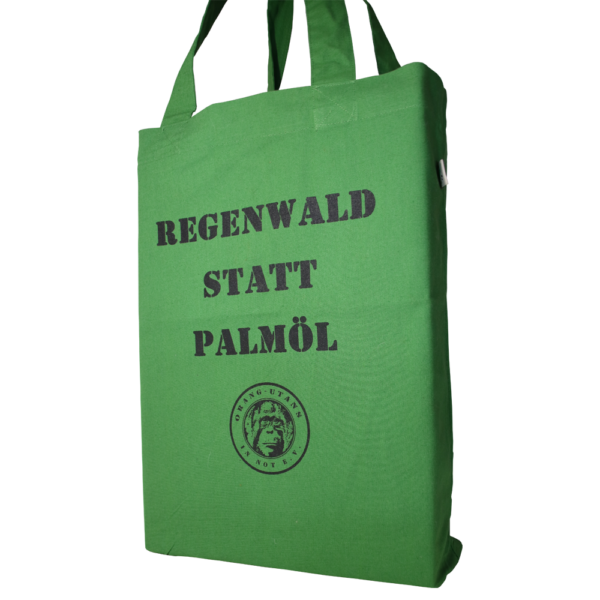 Grüner Stoffbeutel von schräg vorne. In schwarz sind der Schriftzug "Regenwald statt Palmöl" und darunter das Vereinslogo abgebildet.