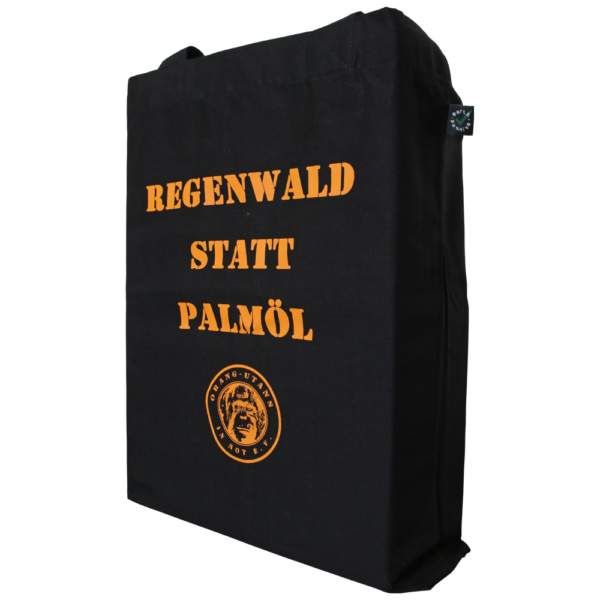 Schwarzer Stoffbeutel von schräg vorne. In orange sind der Schriftzug "Regenwald statt Palmöl" und darunter das Vereinslogo abgebildet.
