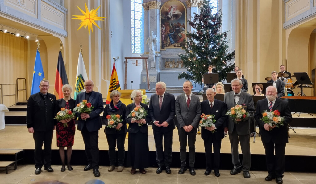 Gruppenfoto der sieben Ausgezeichneten Bürger, Staatsminister Wolfram Günther und Bundespräsident Frank-Walter Steinmeier.