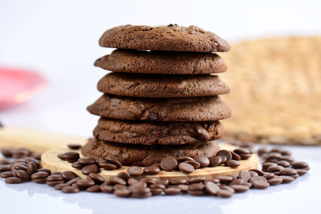 Sechs übergeinandergestapelte Schokocookies.