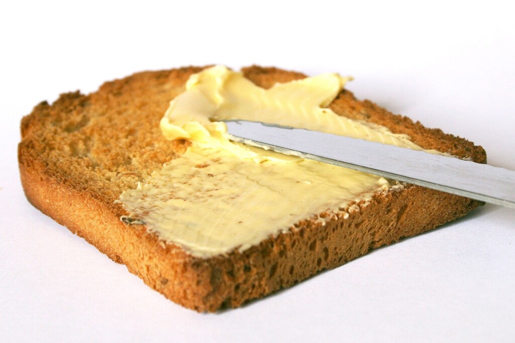 Ein mit Margarine bestrichenes Toastbrot.